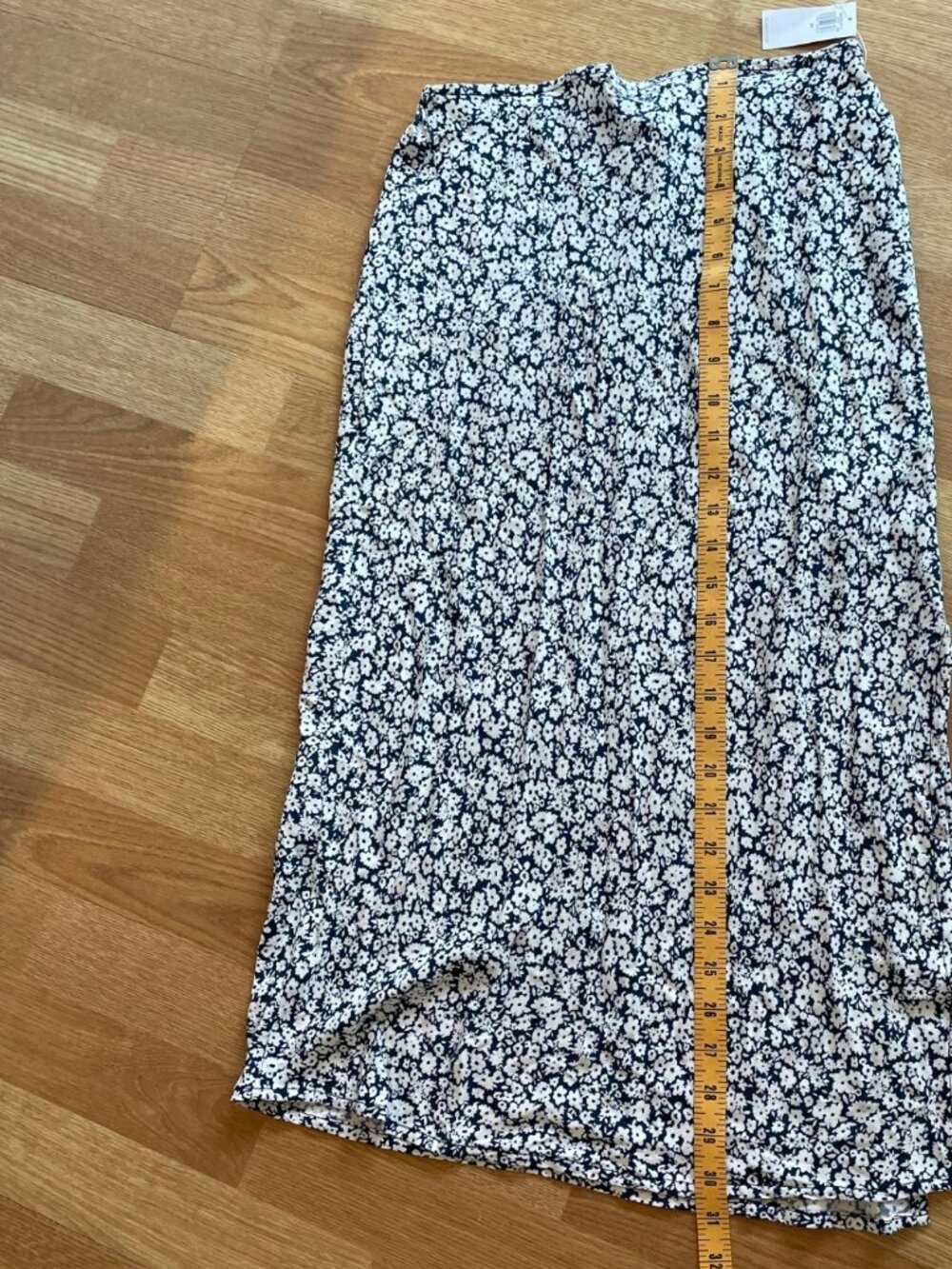 Old Navy XS crepe maxi skirt blue/white floral, front slit